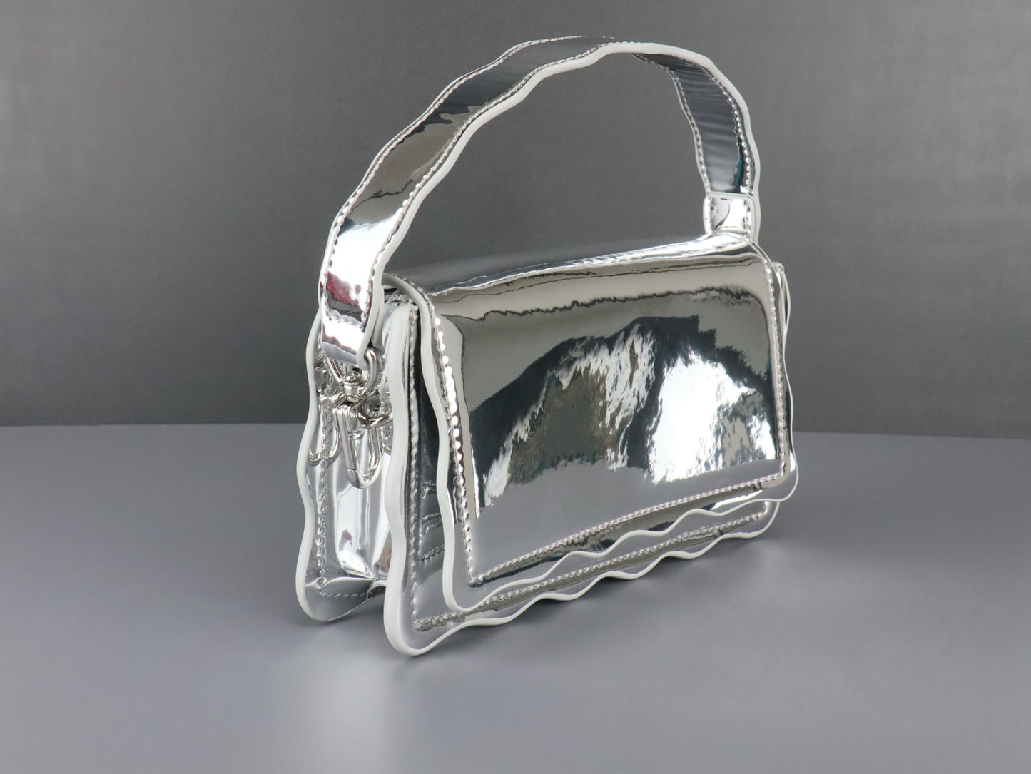 wave-shaped handle and bottom design