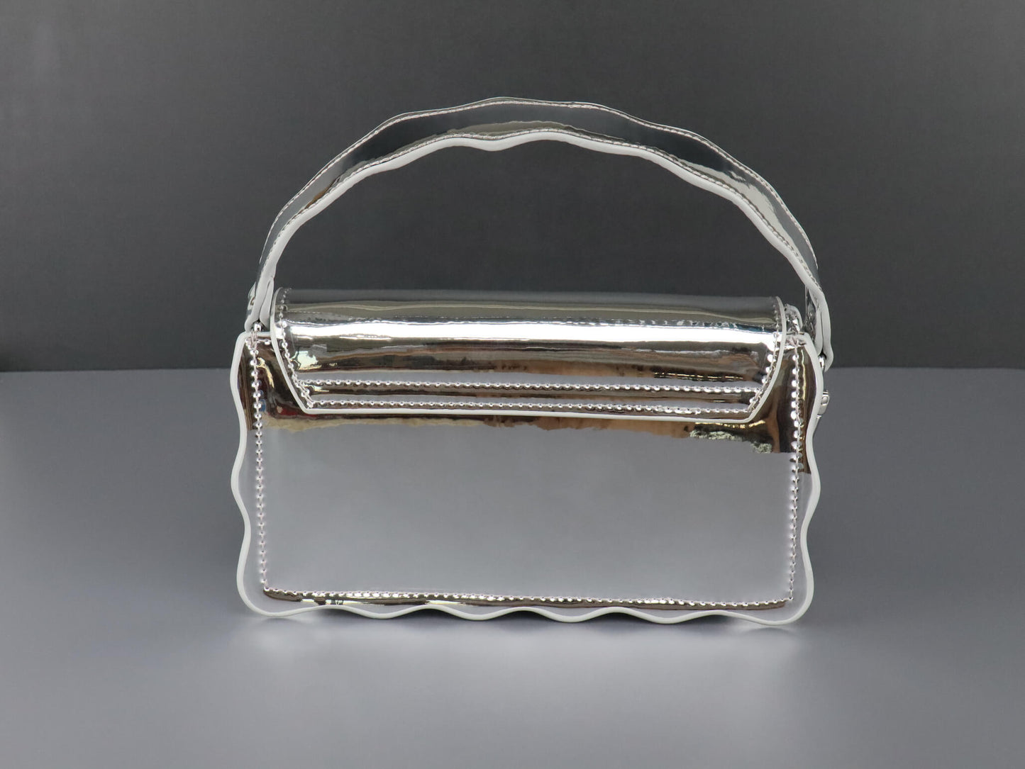 The wave-shaped handle and bottom design make the bag always full of inspiration
