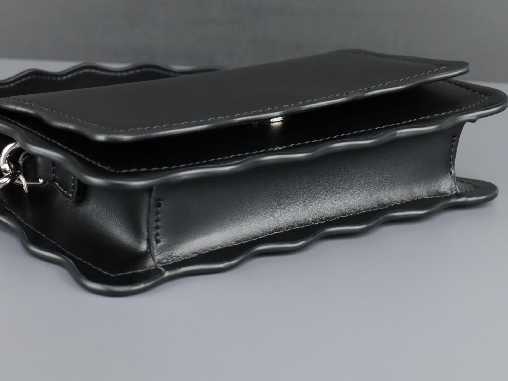 wave-shape design handle and bottom