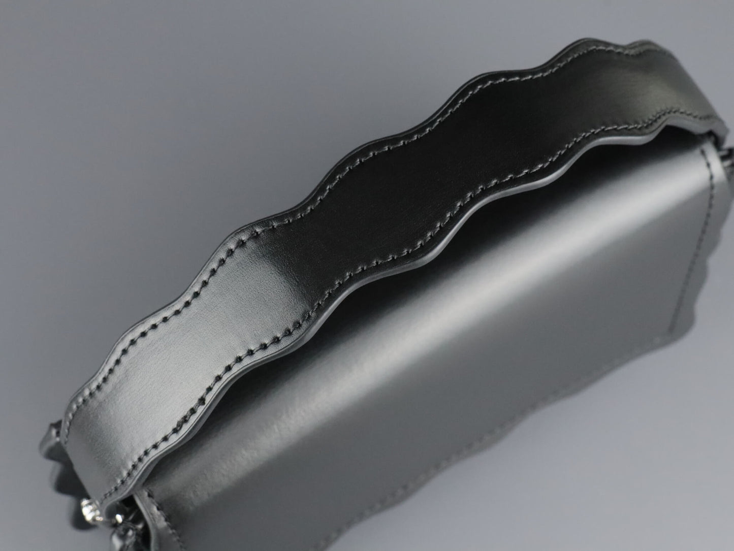 wave-shape design handle and bottom