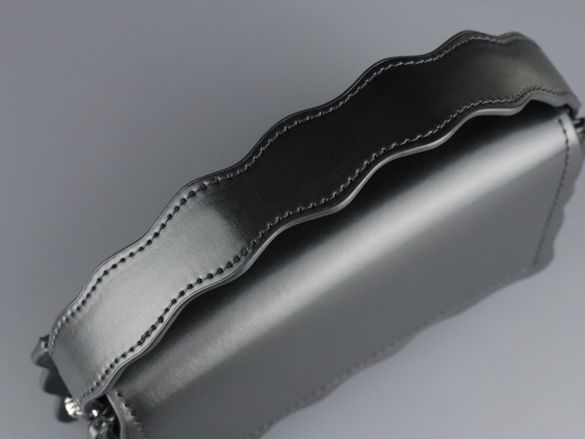 wave-shape design handle and bottom