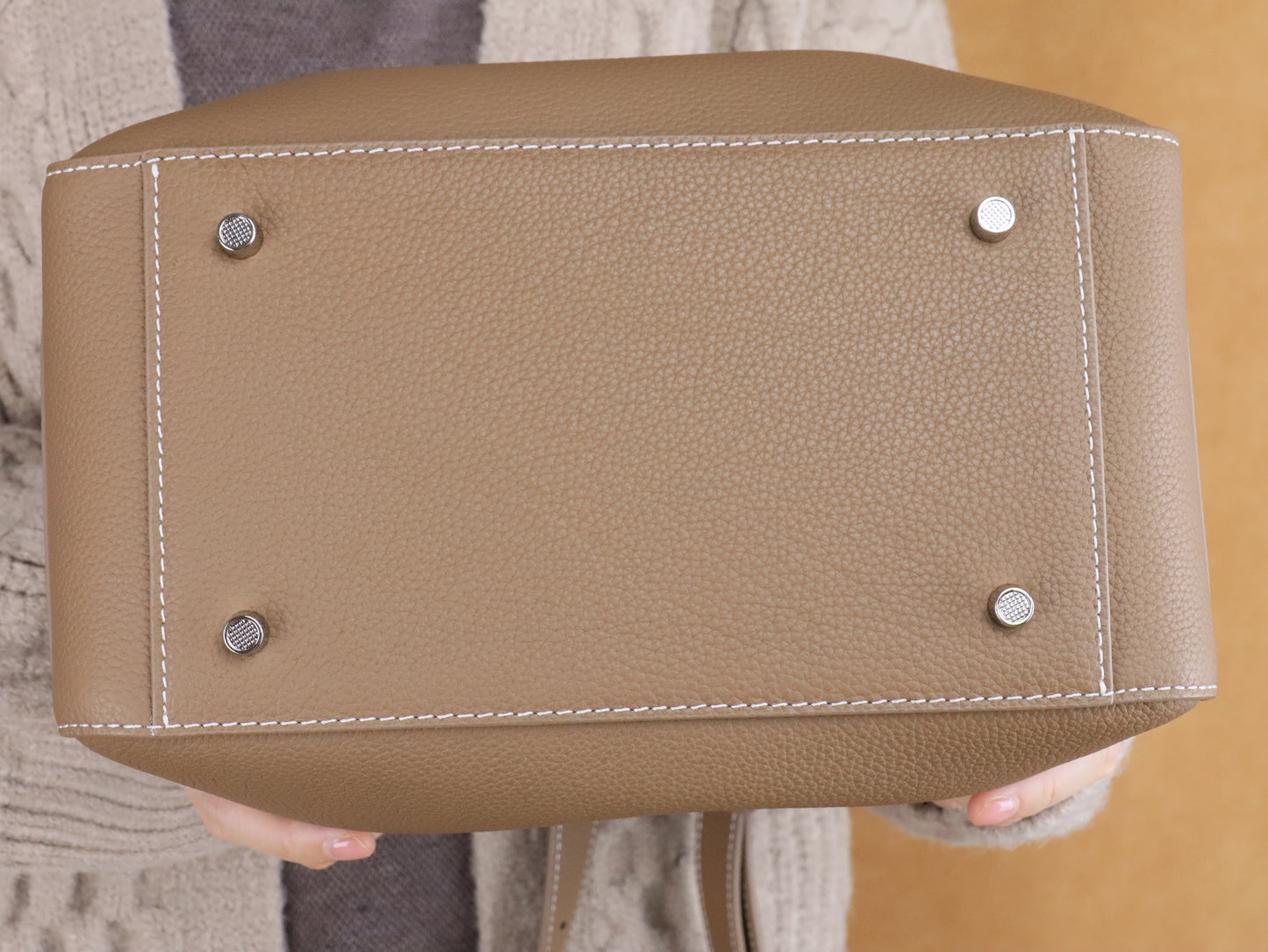leather shoulder bag | anti-abrasion foot nails