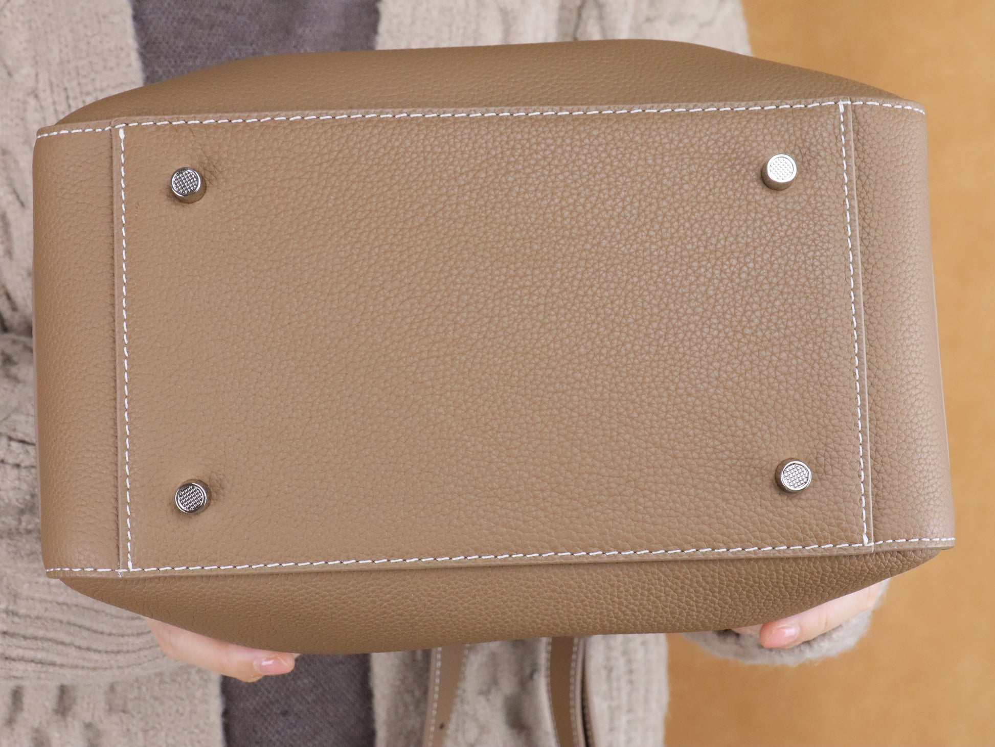 leather shoulder bag | anti-abrasion foot nails